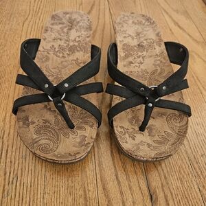 BearPaw Women's Black Strappy Sandals Printed Cork Insole Size 10